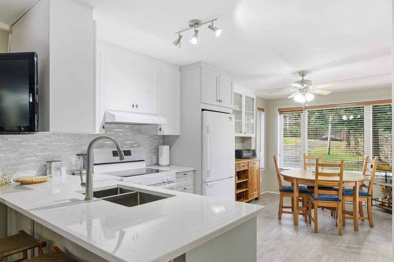 Cuisine - 118 Ch. Charles-Aimé-Côté, Amherst, QC - Indoor Photo Showing Kitchen With Double Sink With Upgraded Kitchen