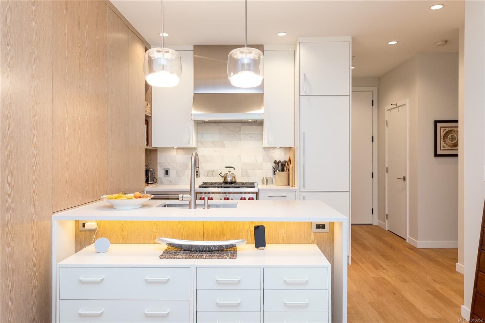 203-1201 Fort St, Victoria, BC - Indoor Photo Showing Kitchen With Double Sink With Upgraded Kitchen