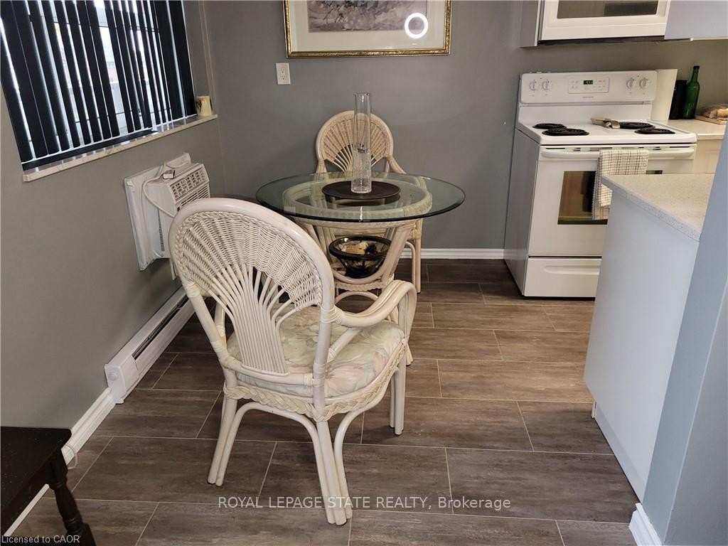 210-11 Woodman Drive S, Hamilton, ON - Indoor Photo Showing Kitchen