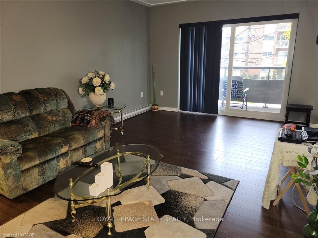 210-11 Woodman Drive S, Hamilton, ON - Indoor Photo Showing Living Room