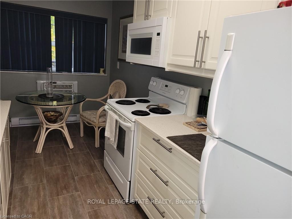 210-11 Woodman Drive S, Hamilton, ON - Indoor Photo Showing Kitchen