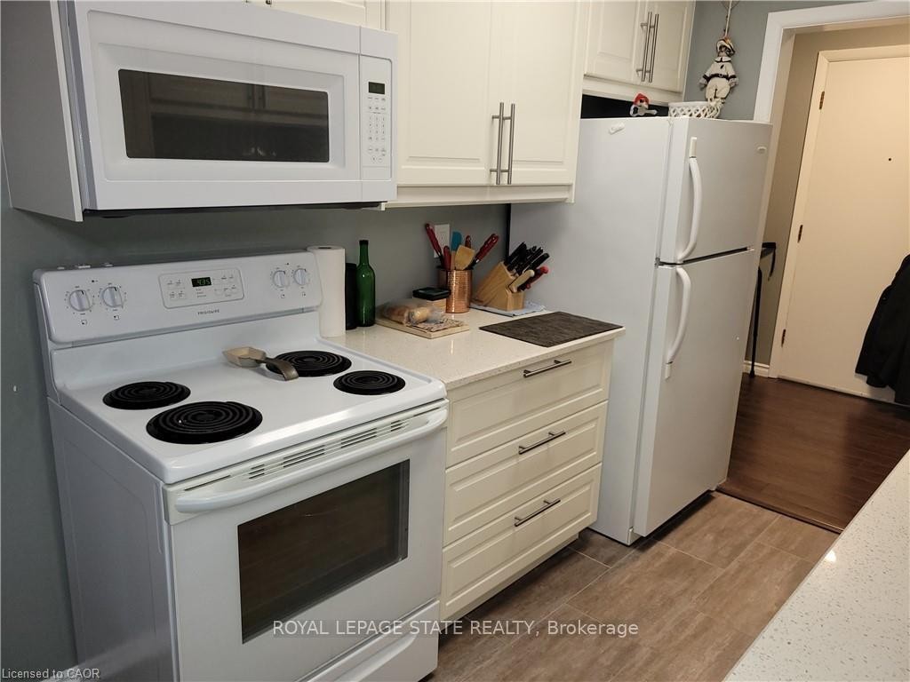210-11 Woodman Drive S, Hamilton, ON - Indoor Photo Showing Kitchen