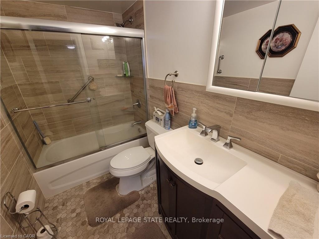 210-11 Woodman Drive S, Hamilton, ON - Indoor Photo Showing Bathroom