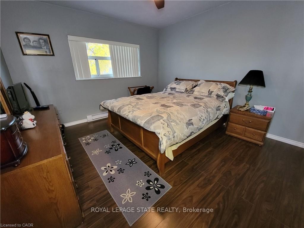 210-11 Woodman Drive S, Hamilton, ON - Indoor Photo Showing Bedroom