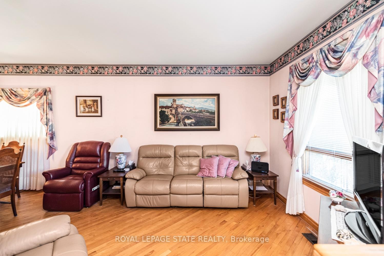 538 Hughson Street N, Hamilton, ON - Indoor Photo Showing Living Room