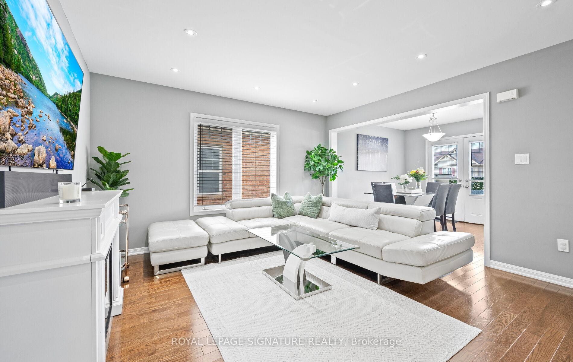240 Mortimer Crescent, Milton, ON - Indoor Photo Showing Living Room