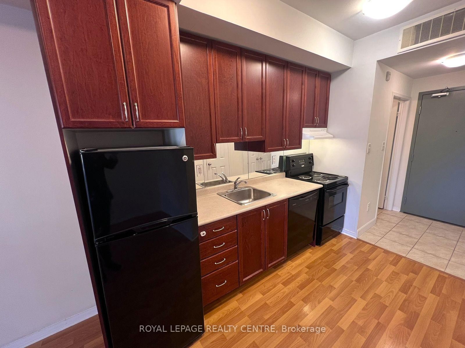 113-3055 Thomas Street, Mississauga, ON - Indoor Photo Showing Kitchen