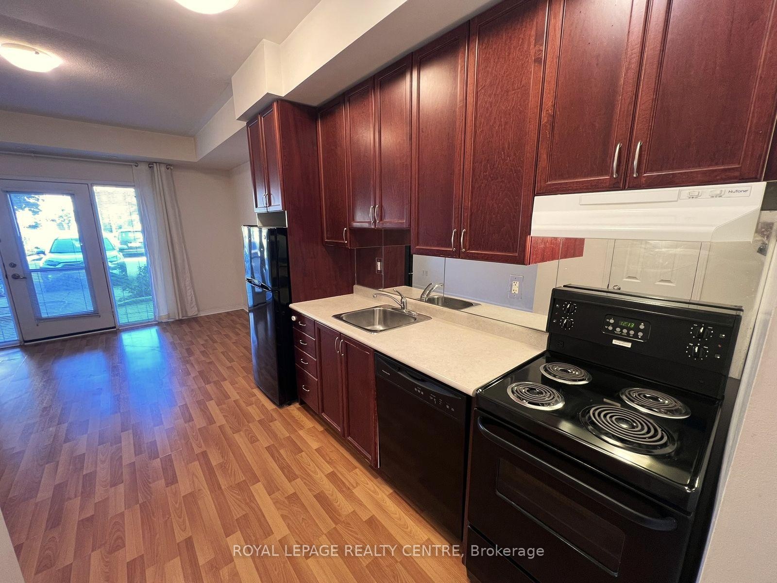 113-3055 Thomas Street, Mississauga, ON - Indoor Photo Showing Kitchen