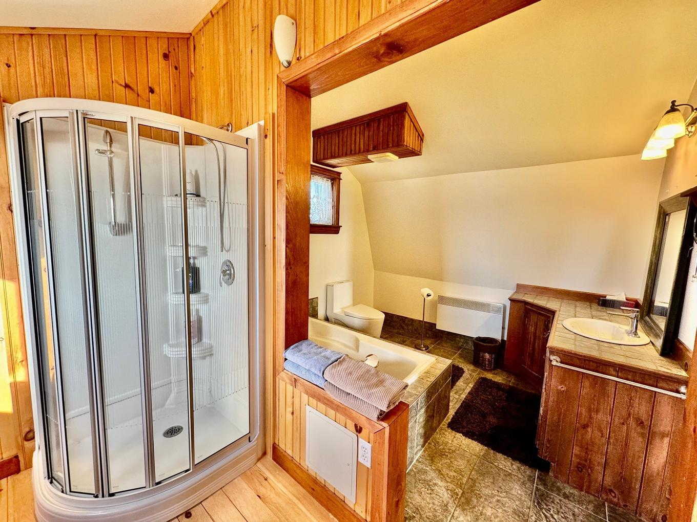 Primary bedroom - 525 Ch. De La Martinique, Les Îles-De-La-Madeleine, QC - Indoor Photo Showing Bathroom