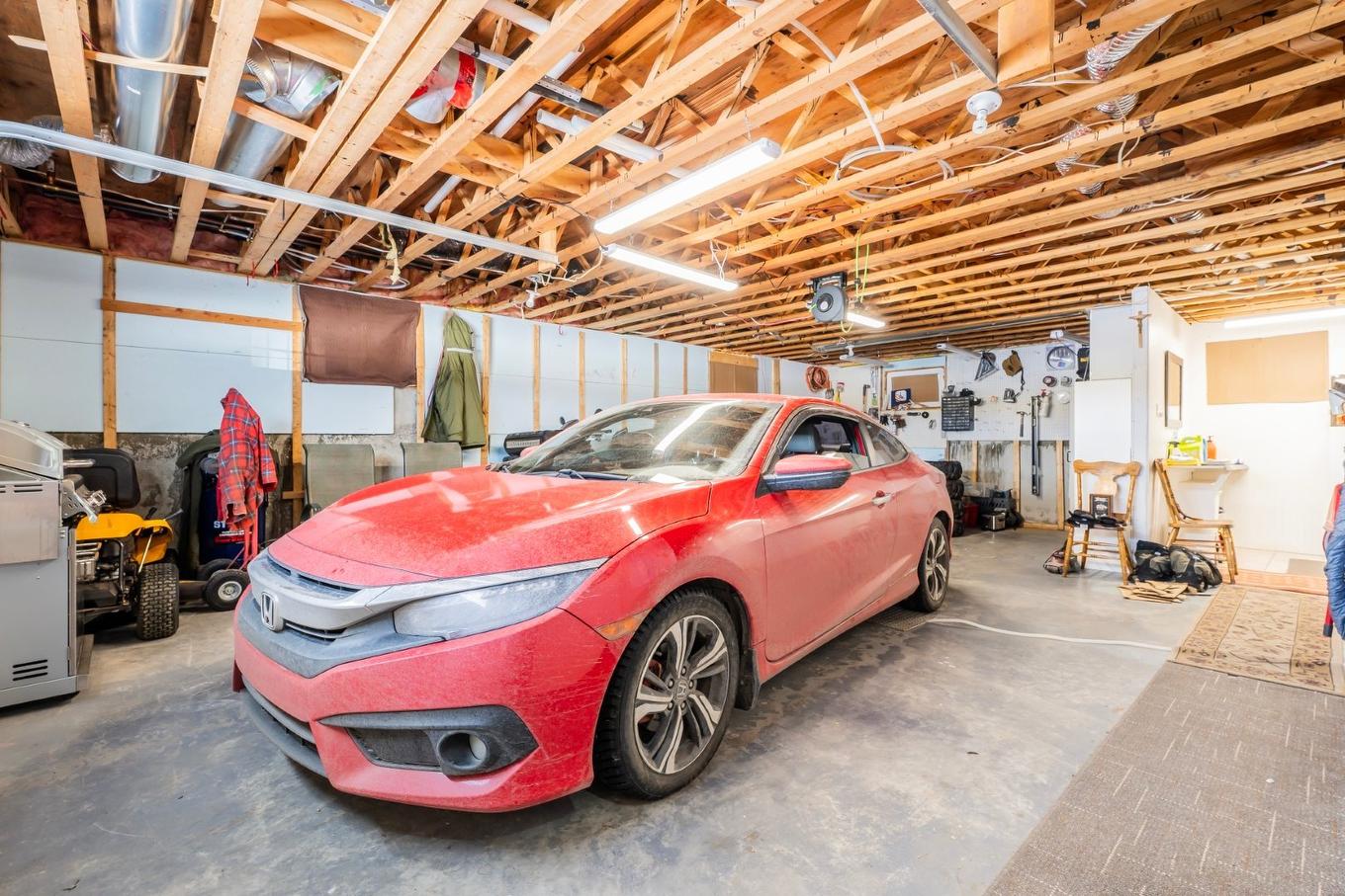 Garage - 525 Ch. De La Martinique, Les Îles-De-La-Madeleine, QC - Indoor Photo Showing Garage
