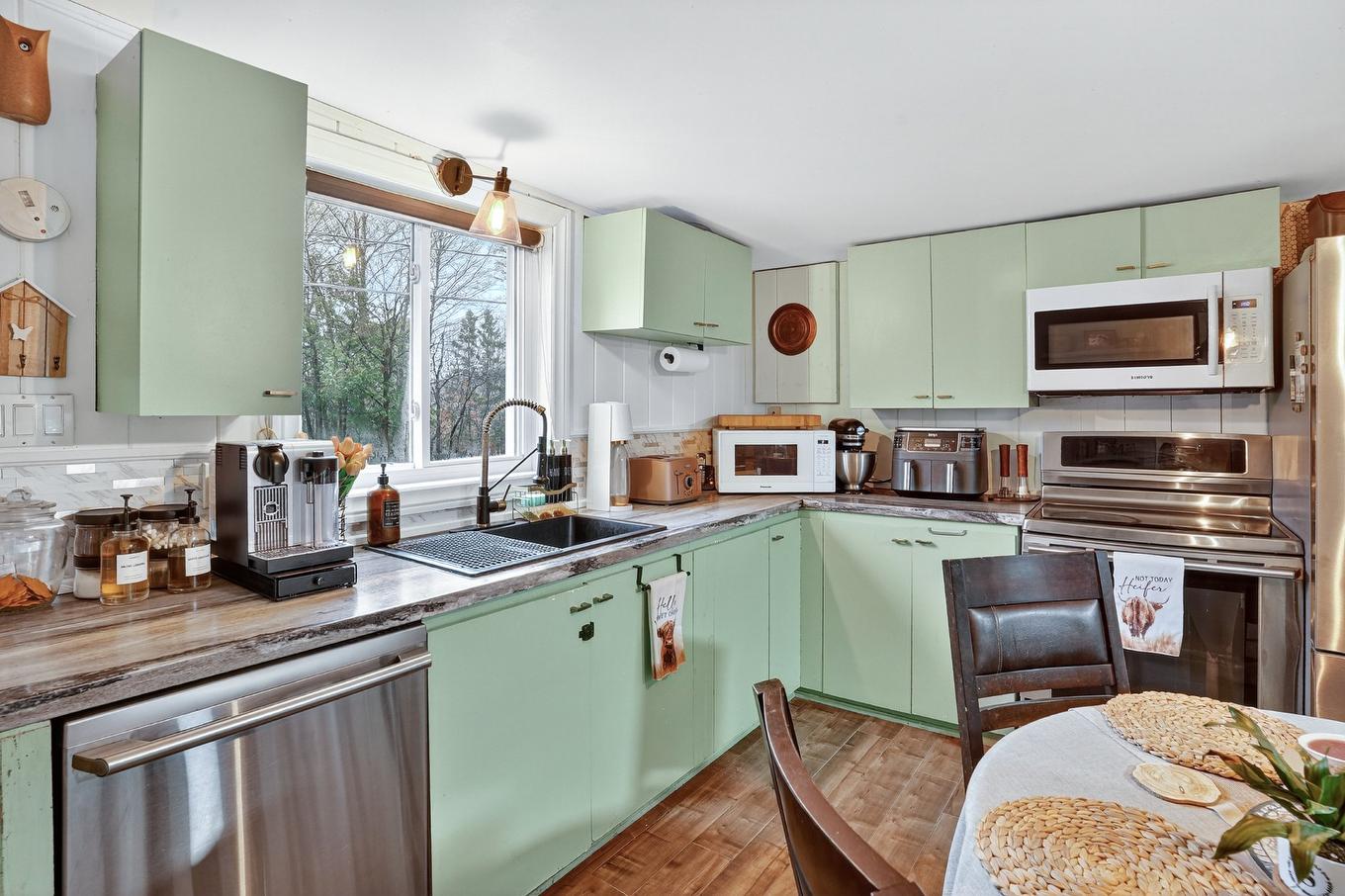 Cuisine - 14 Ch. Des Tulipes, Gore, QC - Indoor Photo Showing Kitchen With Double Sink