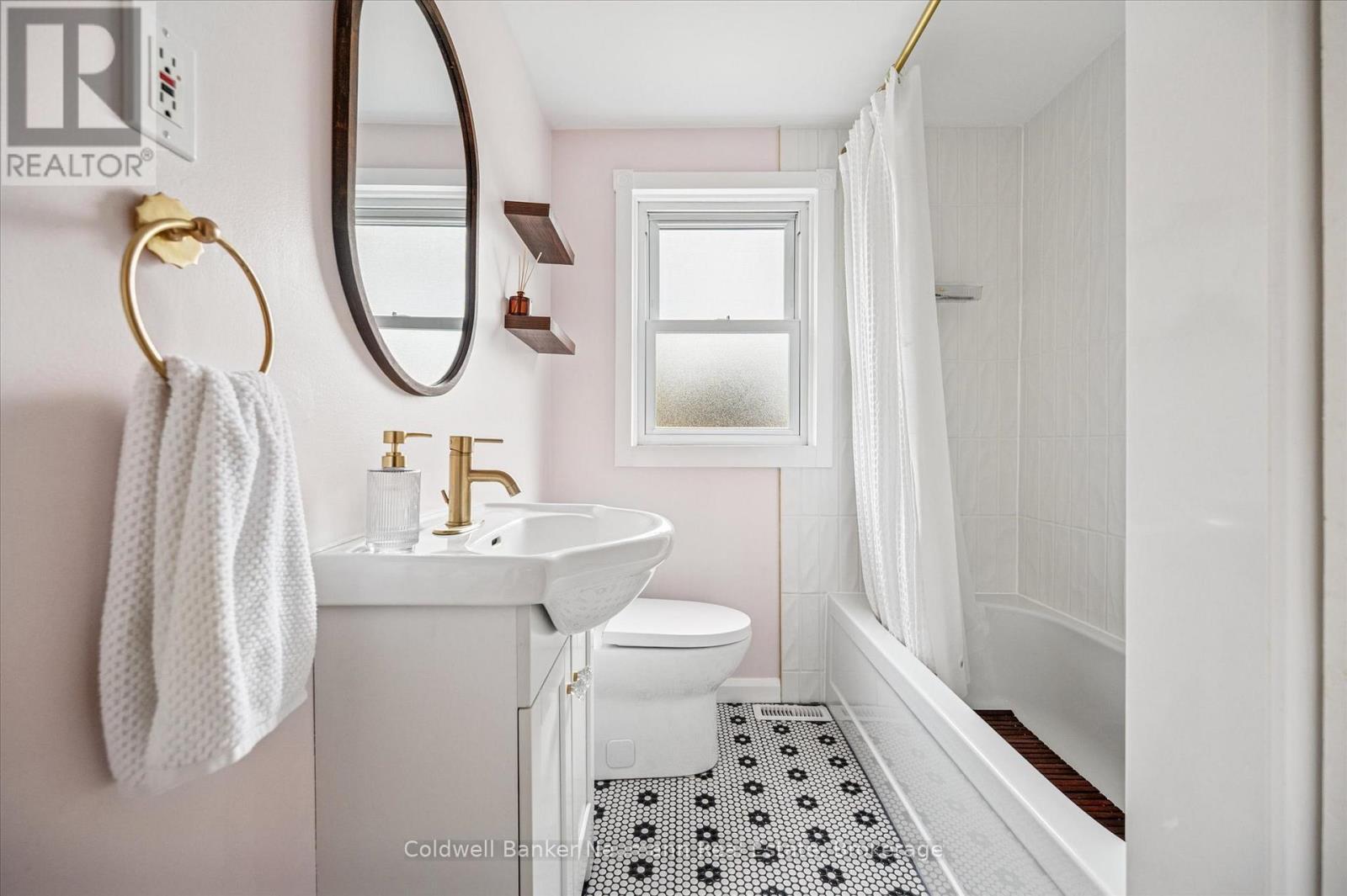 39 Agnes Street, Kitchener, ON - Indoor Photo Showing Bathroom