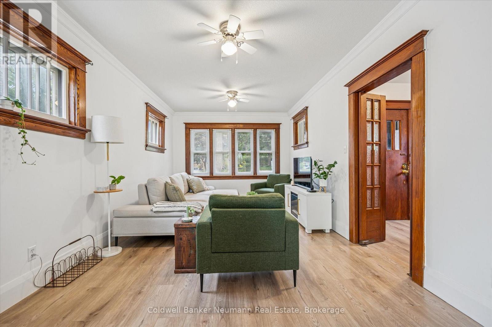 39 Agnes Street, Kitchener, ON - Indoor Photo Showing Living Room