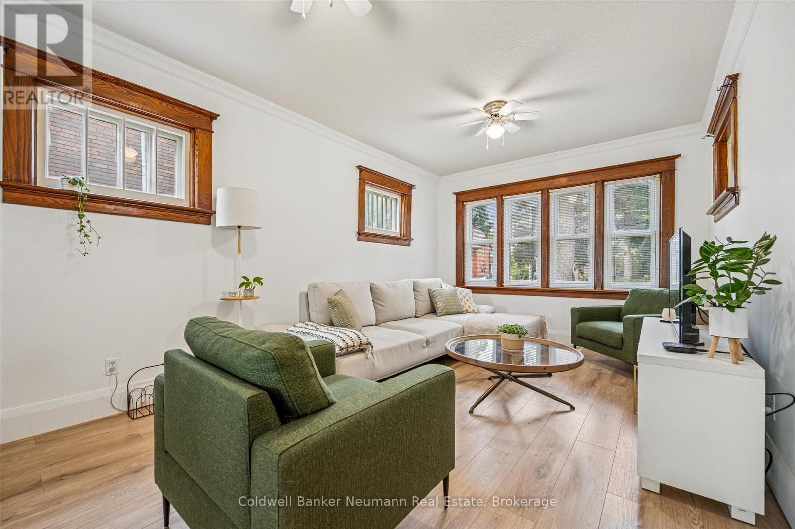 39 Agnes Street, Kitchener, ON - Indoor Photo Showing Living Room