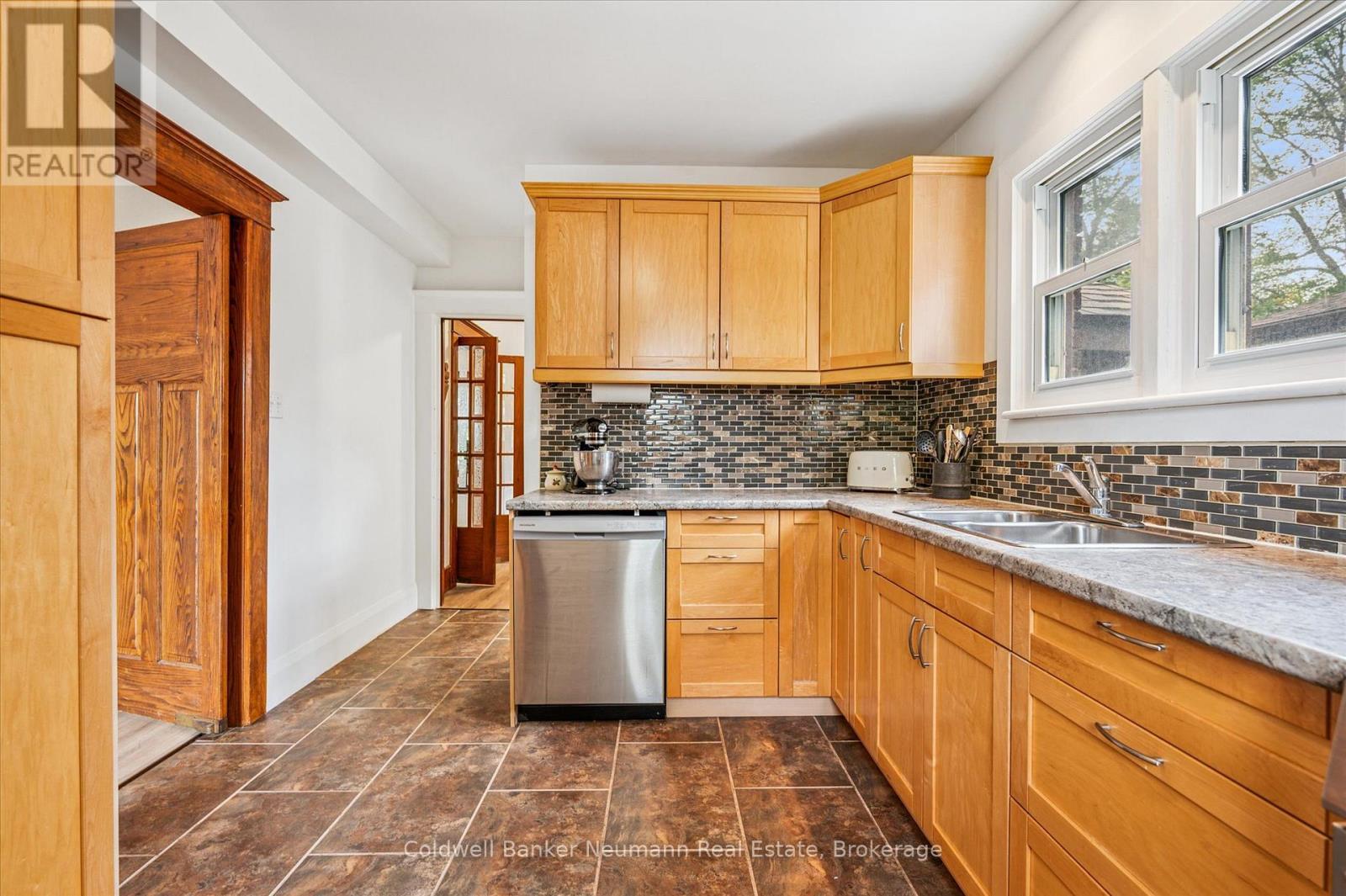 39 Agnes Street, Kitchener, ON - Indoor Photo Showing Kitchen With Double Sink