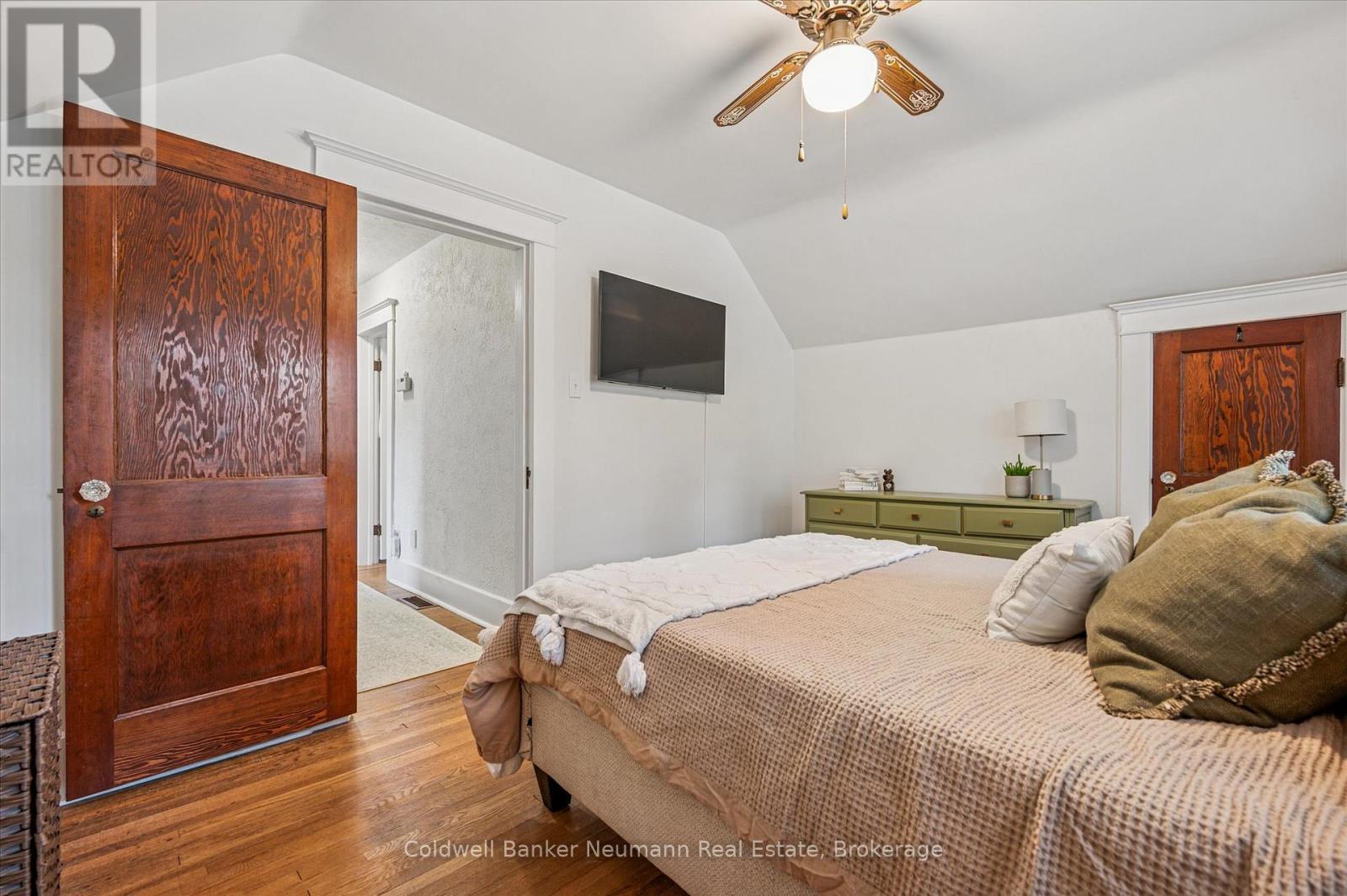39 Agnes Street, Kitchener, ON - Indoor Photo Showing Bedroom