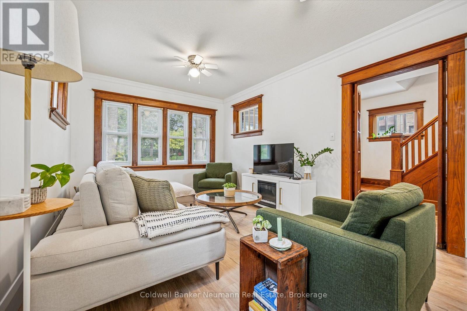 39 Agnes Street, Kitchener, ON - Indoor Photo Showing Living Room