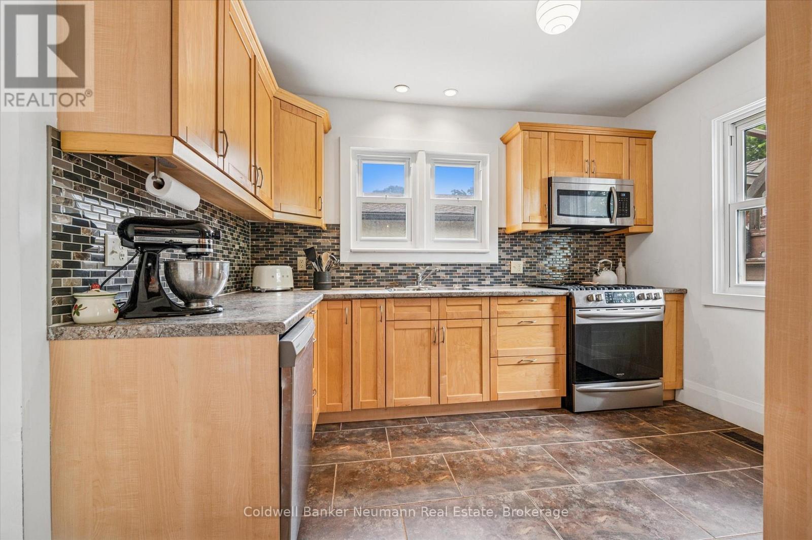 39 Agnes Street, Kitchener, ON - Indoor Photo Showing Kitchen