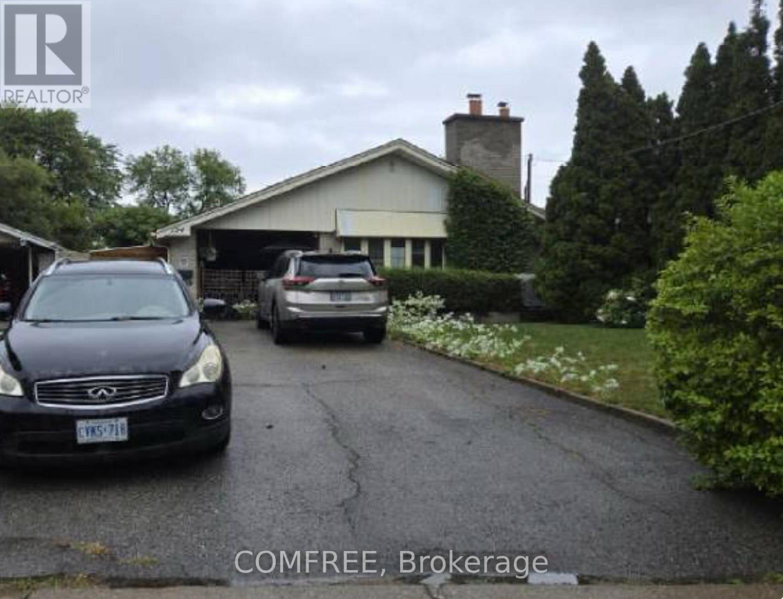 124 Elmhurst Drive, Toronto (Rexdale-Kipling), ON - Outdoor