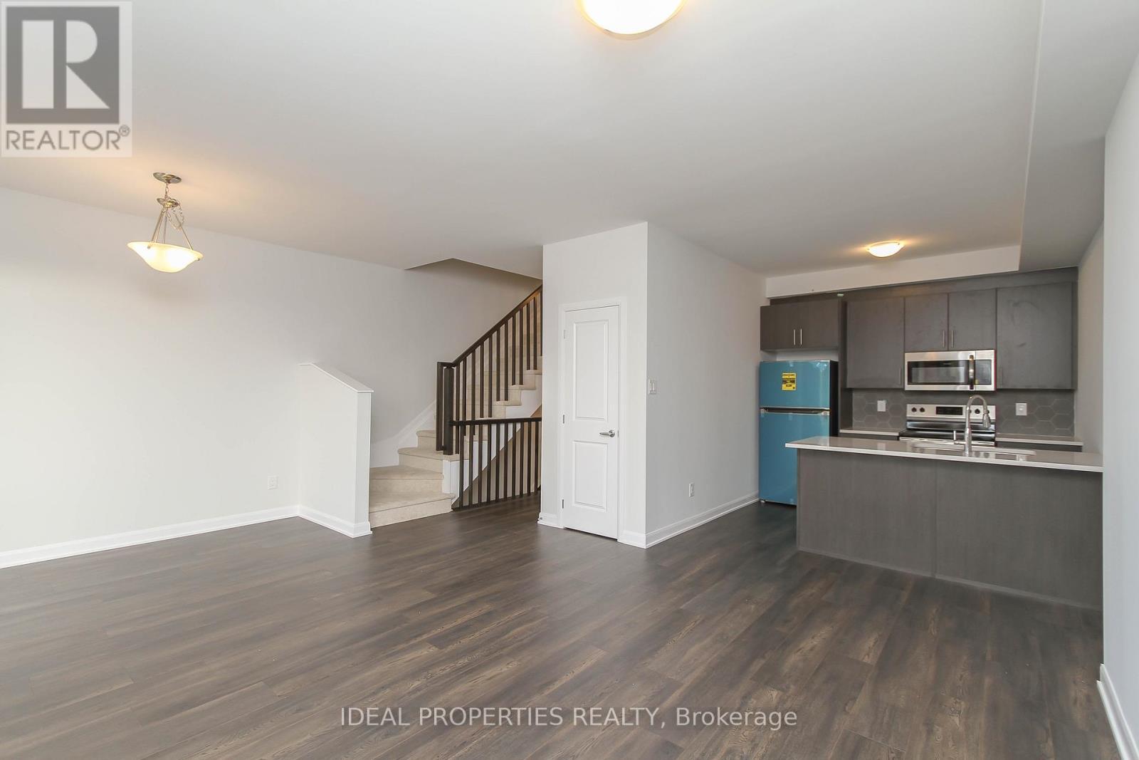 702 Doneraile Walk, Ottawa, ON - Indoor Photo Showing Kitchen