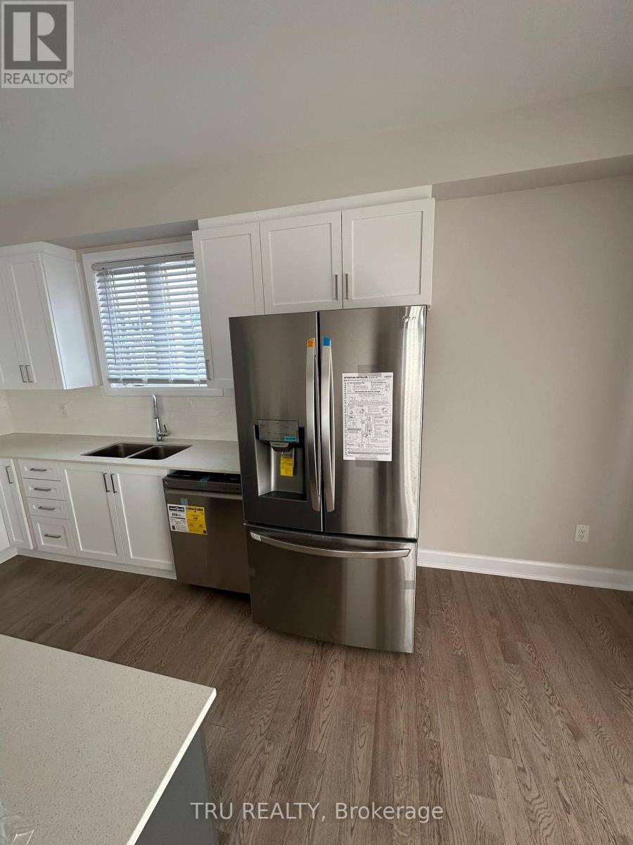 655 Terrier Circle, Ottawa, ON - Indoor Photo Showing Kitchen With Double Sink