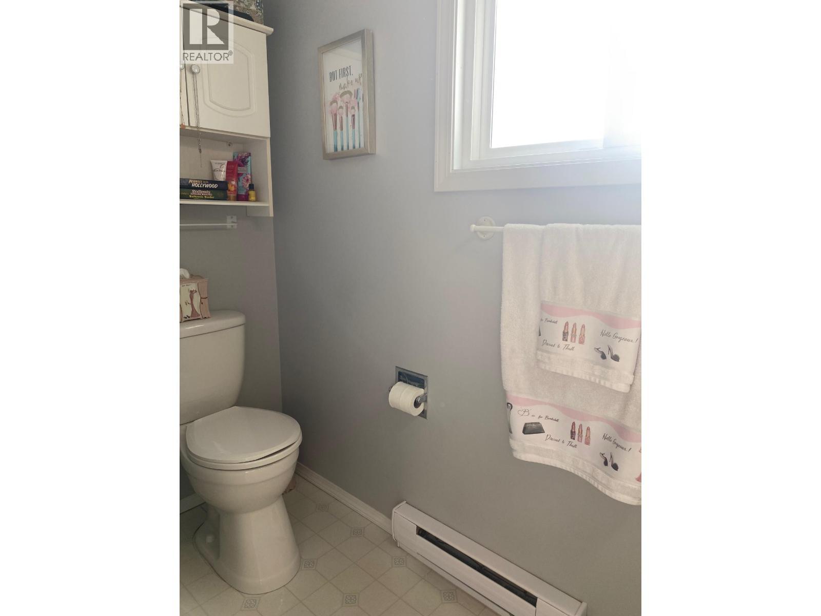 1768 First Street, Fruitvale, BC - Indoor Photo Showing Bathroom