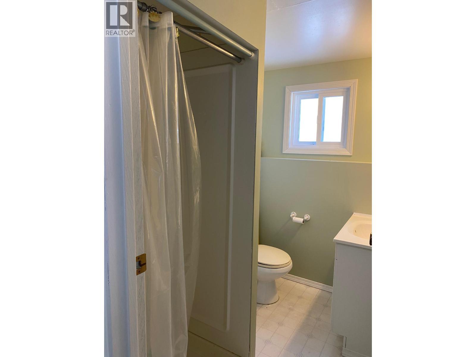 Full bathroom on lower level - 1768 First Street, Fruitvale, BC - Indoor Photo Showing Bathroom