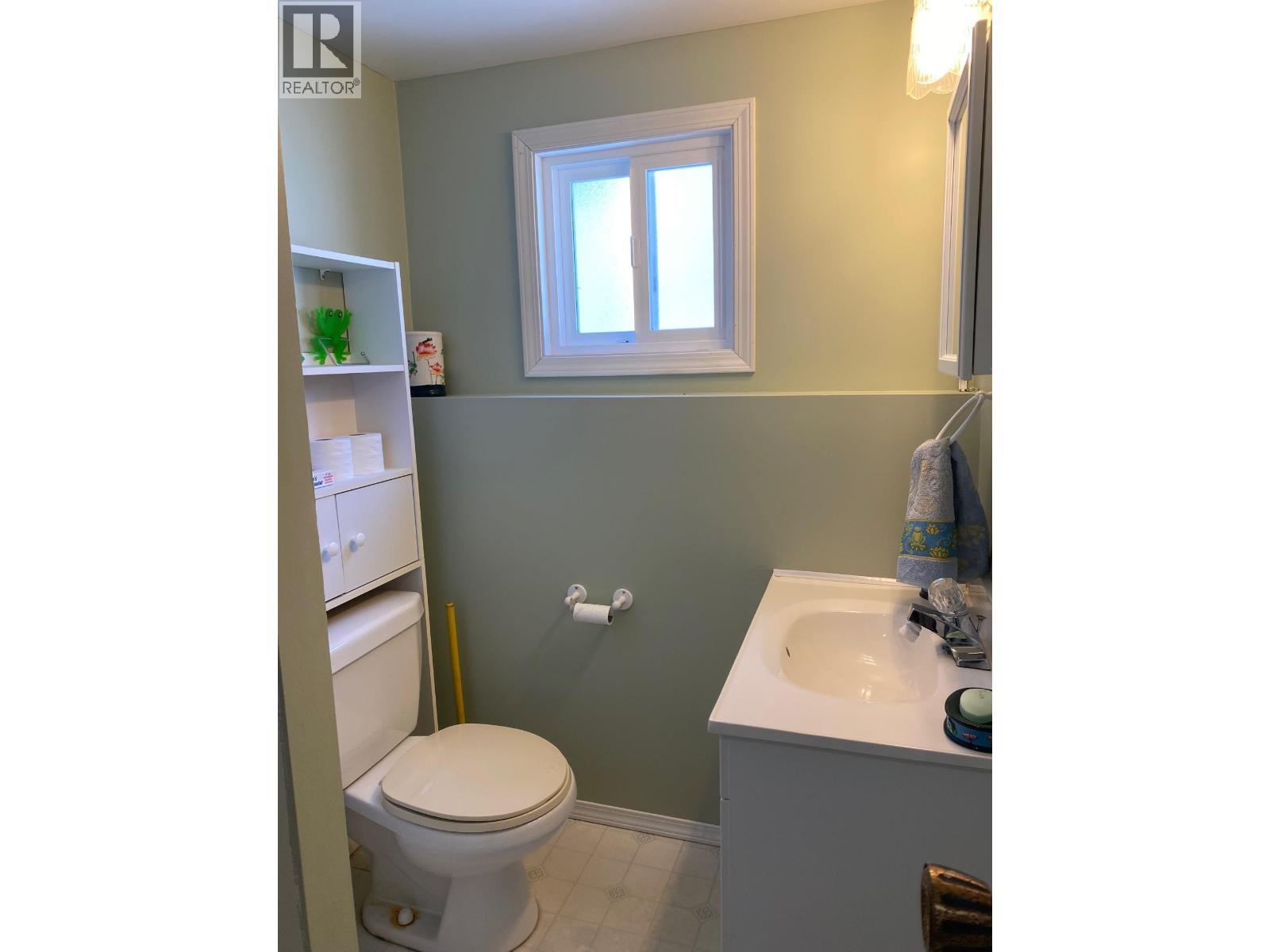 1768 First Street, Fruitvale, BC - Indoor Photo Showing Bathroom