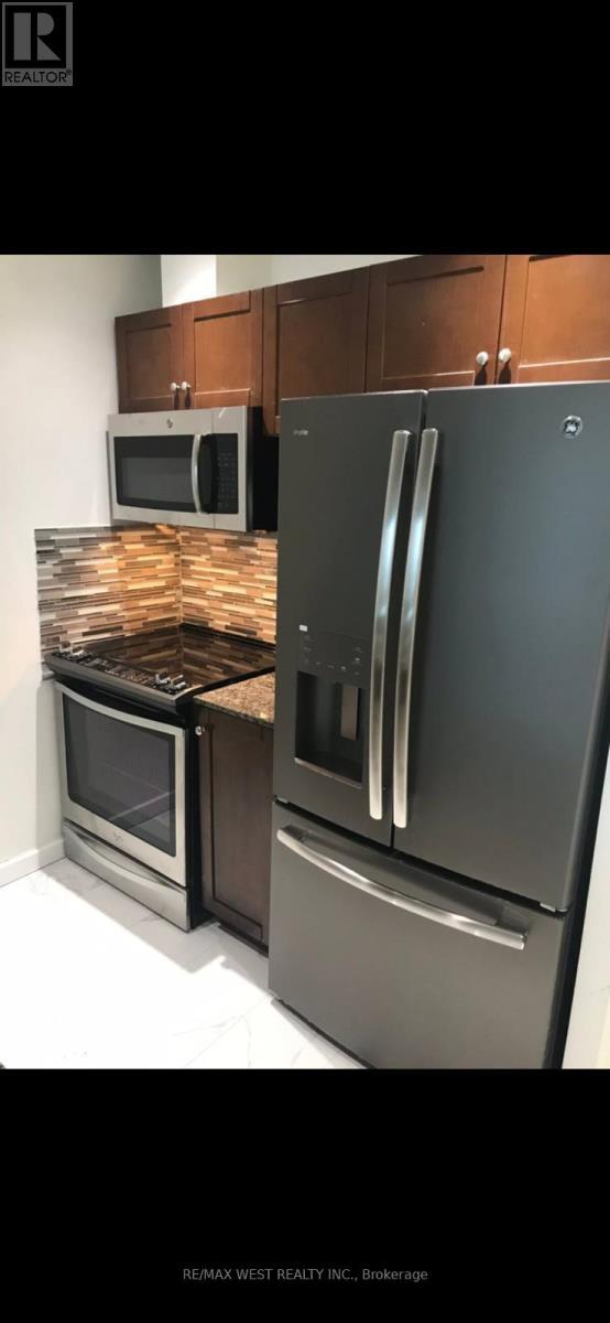 312 - 208 Queens Quay W, Toronto, ON - Indoor Photo Showing Kitchen