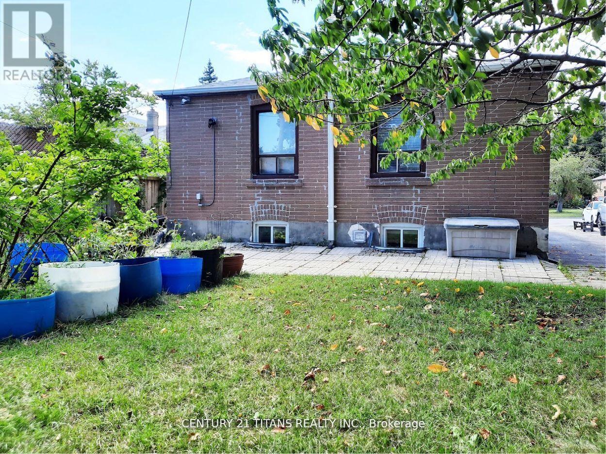 3 Saugeen Crescent, Toronto, ON - Outdoor