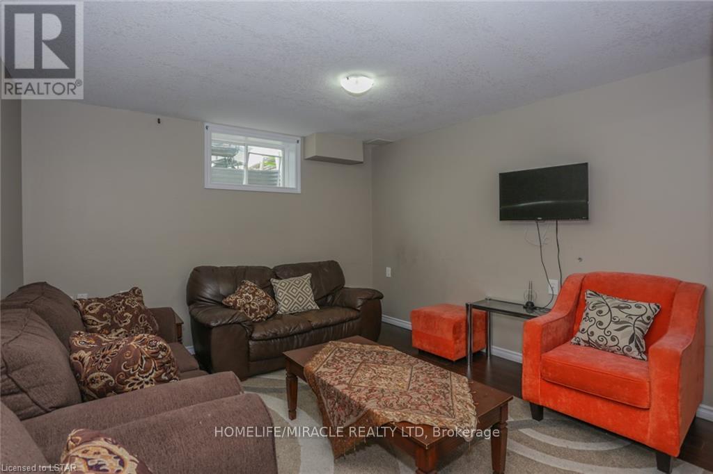 2879 Lemieux Walk, London South, ON - Indoor Photo Showing Living Room