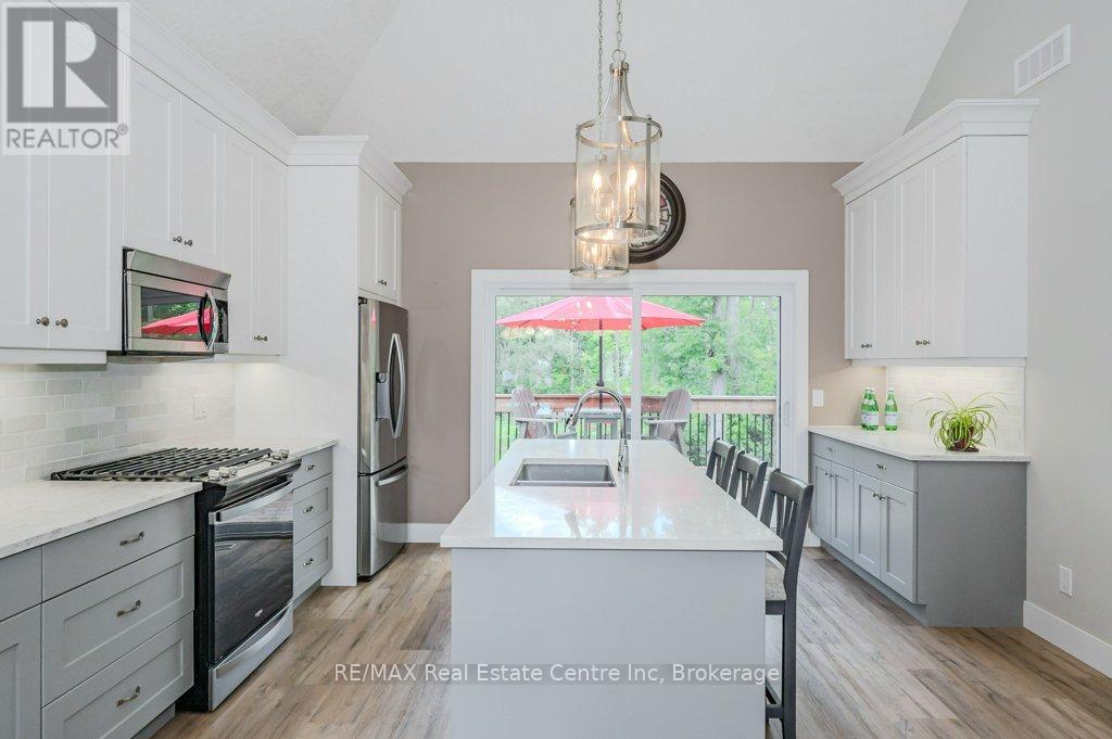 18 - 744 Nelson Street W, Norfolk (Port Dover), ON - Indoor Photo Showing Kitchen With Upgraded Kitchen