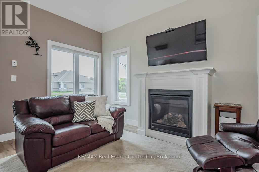 18 - 744 Nelson Street W, Norfolk (Port Dover), ON - Indoor Photo Showing Living Room With Fireplace