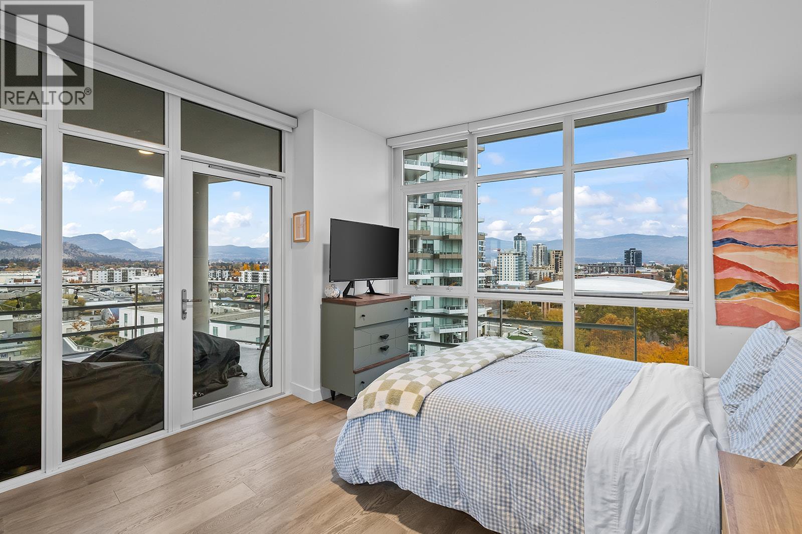 1151 Sunset Drive Unit# 905, Kelowna, BC - Indoor Photo Showing Bedroom