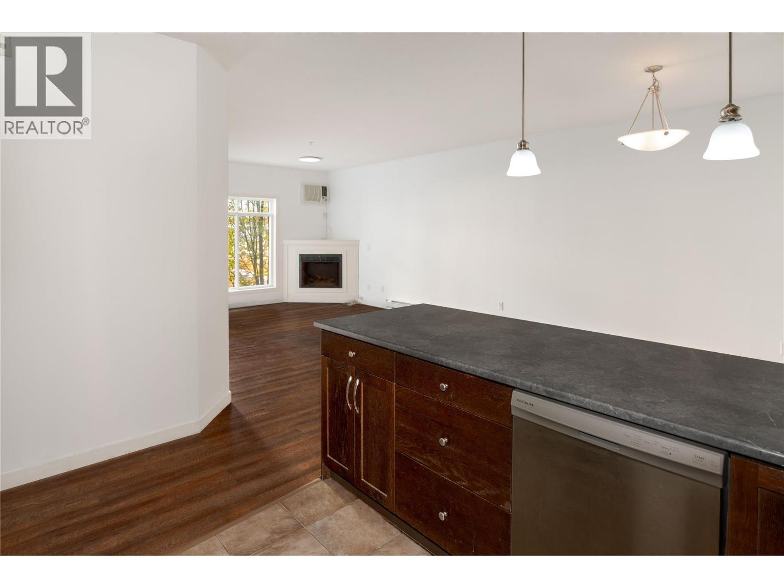 250 Hollywood Road S Unit# 206, Kelowna, BC - Indoor Photo Showing Kitchen