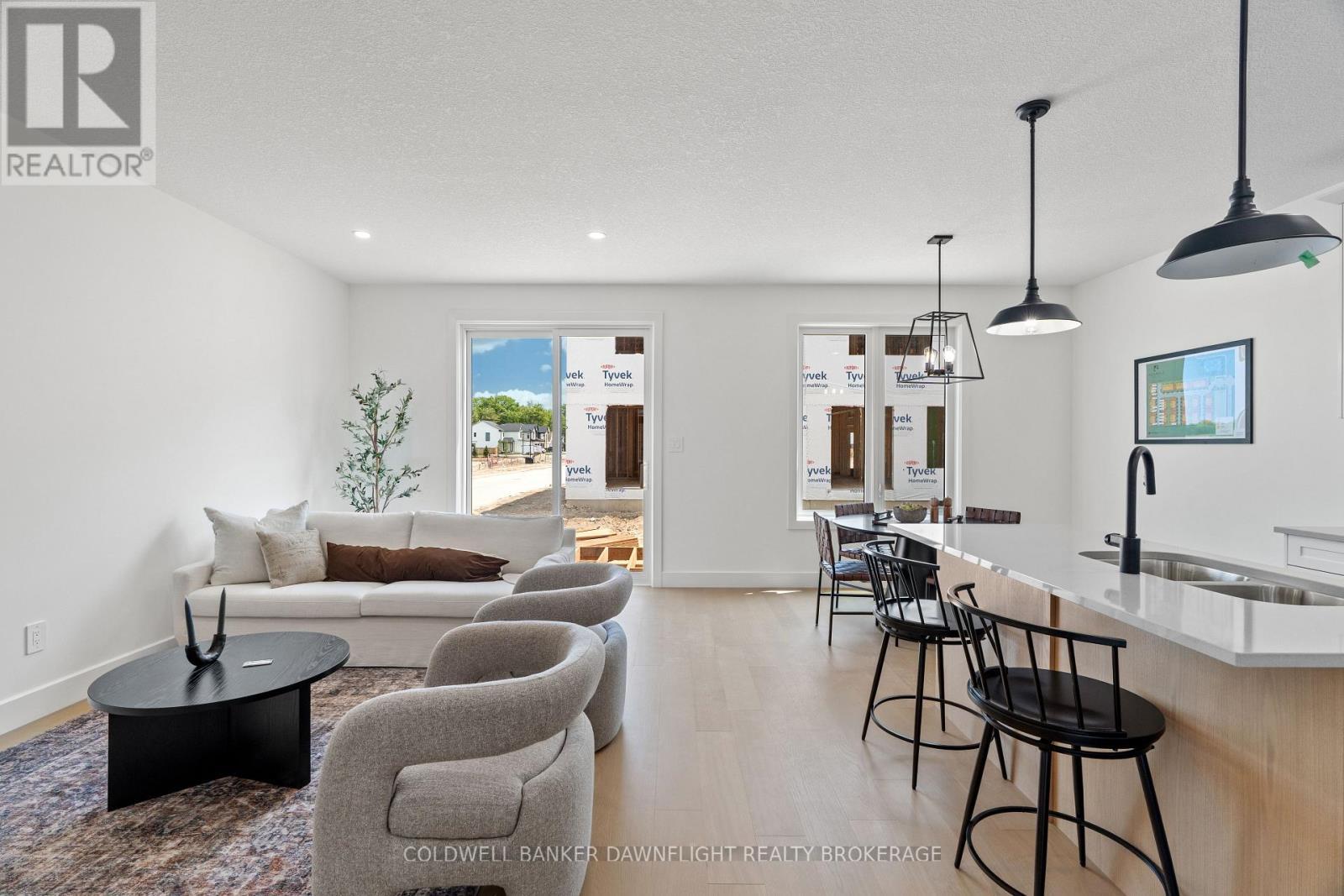 18 - 147 Scotts Drive, Lucan Biddulph (Lucan), ON - Indoor Photo Showing Living Room
