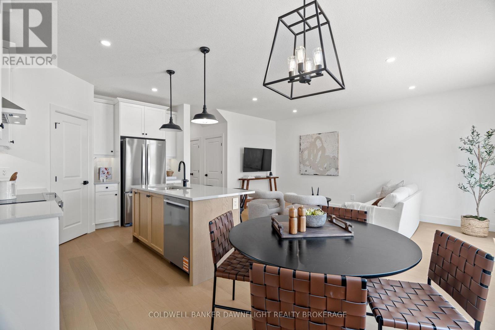 18 - 147 Scotts Drive, Lucan Biddulph (Lucan), ON - Indoor