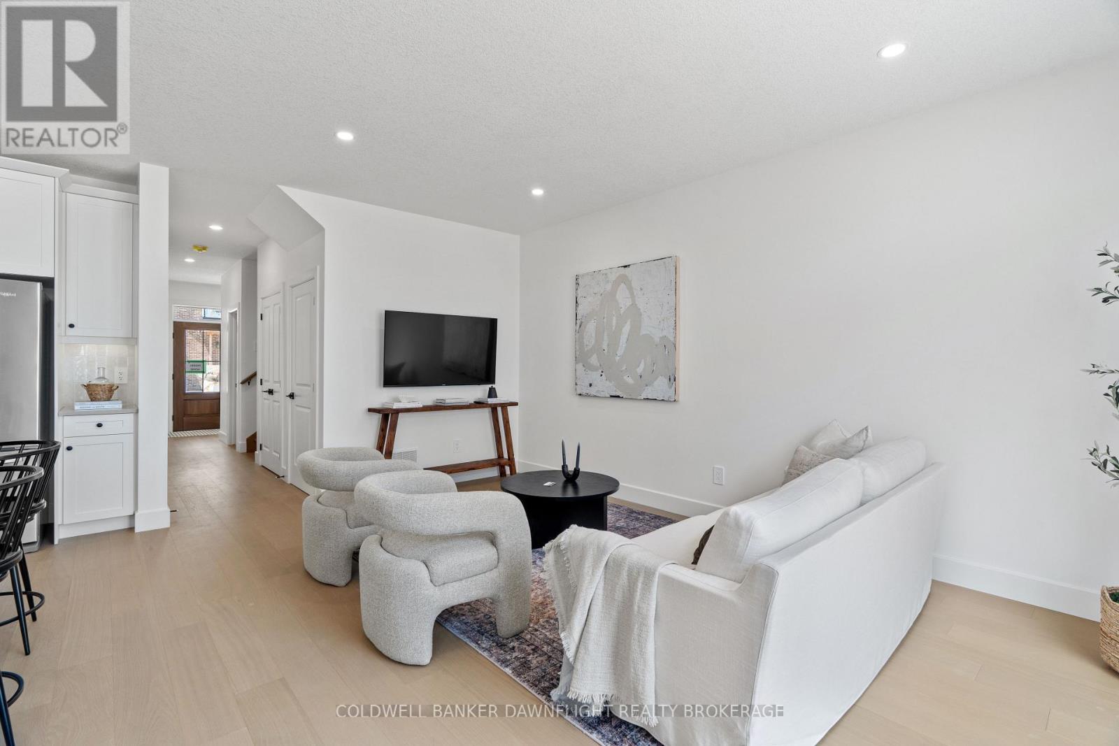 18 - 147 Scotts Drive, Lucan Biddulph (Lucan), ON - Indoor Photo Showing Living Room