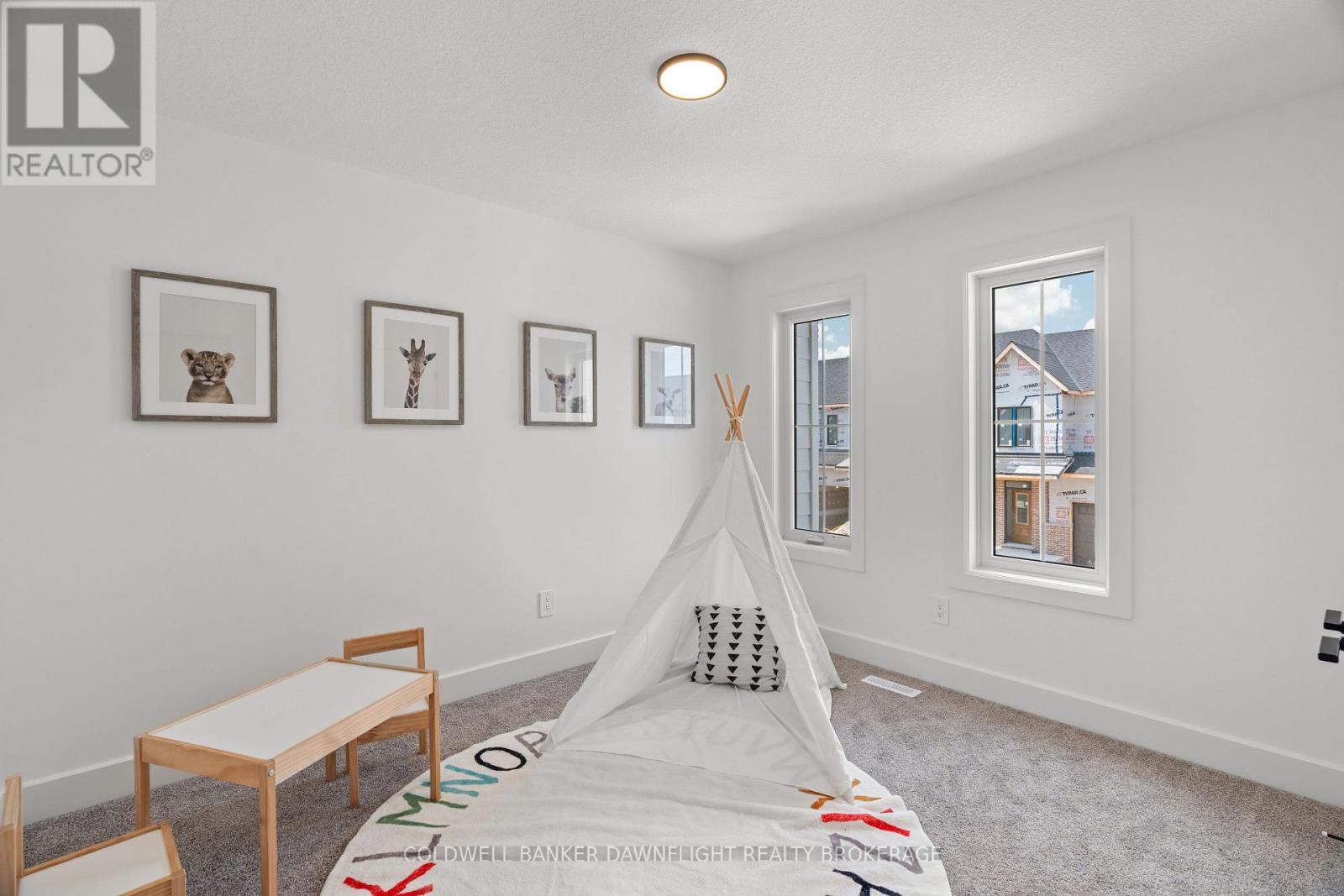 18 - 147 Scotts Drive, Lucan Biddulph (Lucan), ON - Indoor