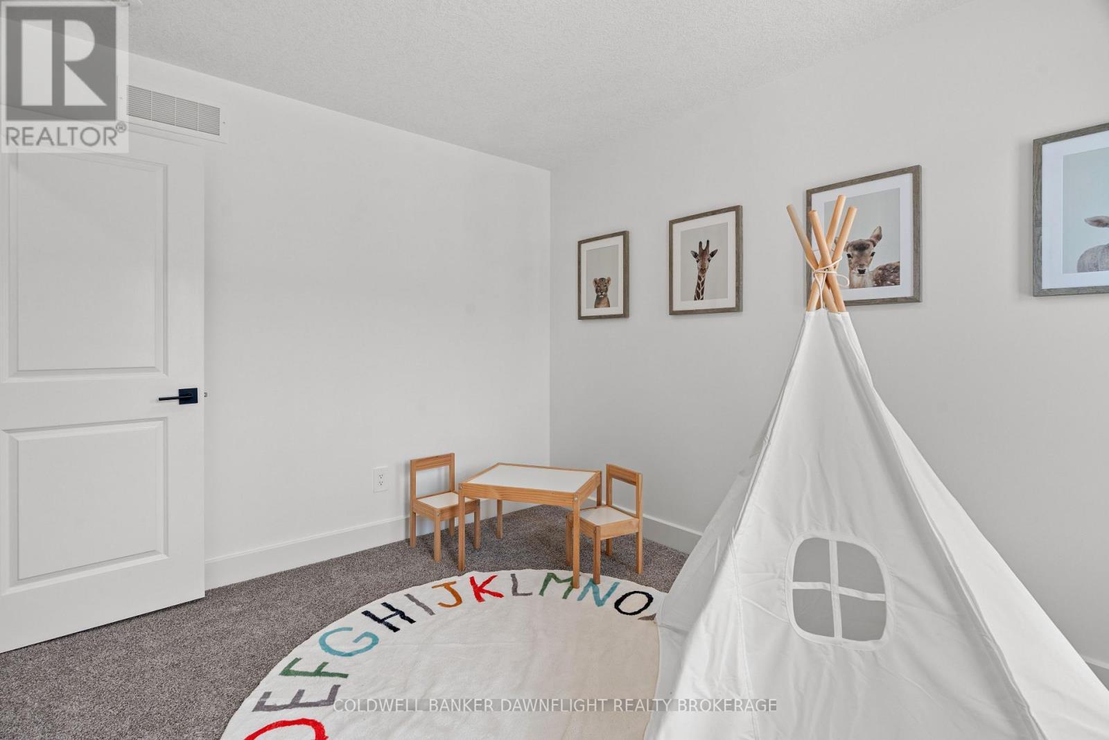 18 - 147 Scotts Drive, Lucan Biddulph (Lucan), ON - Indoor