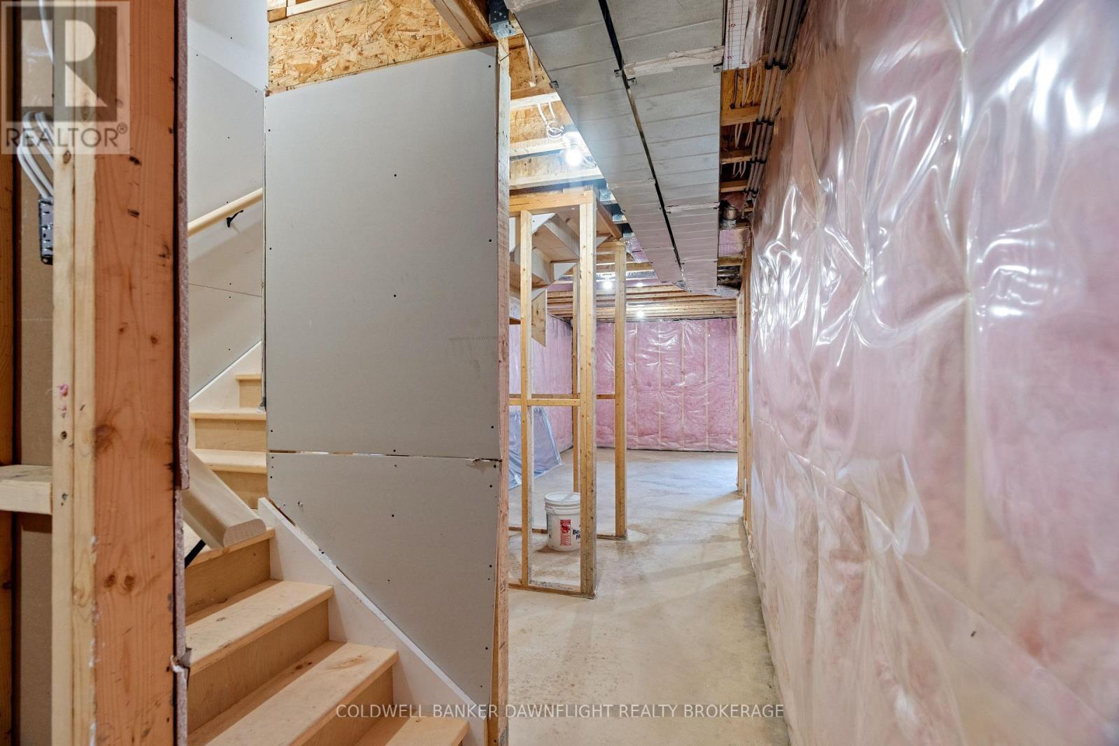 18 - 147 Scotts Drive, Lucan Biddulph (Lucan), ON - Indoor