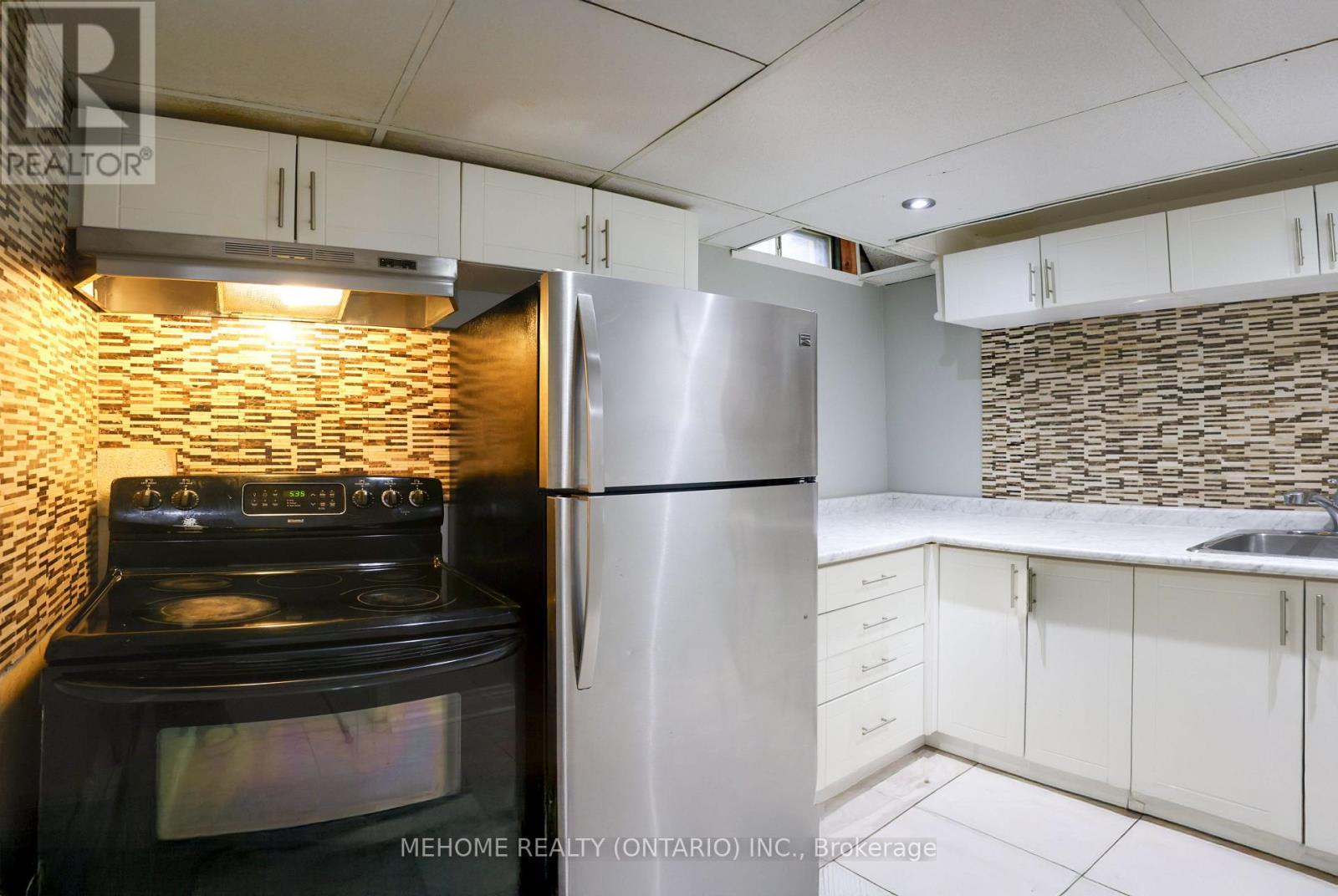 5209 Palomar Crescent, Mississauga, ON - Indoor Photo Showing Kitchen