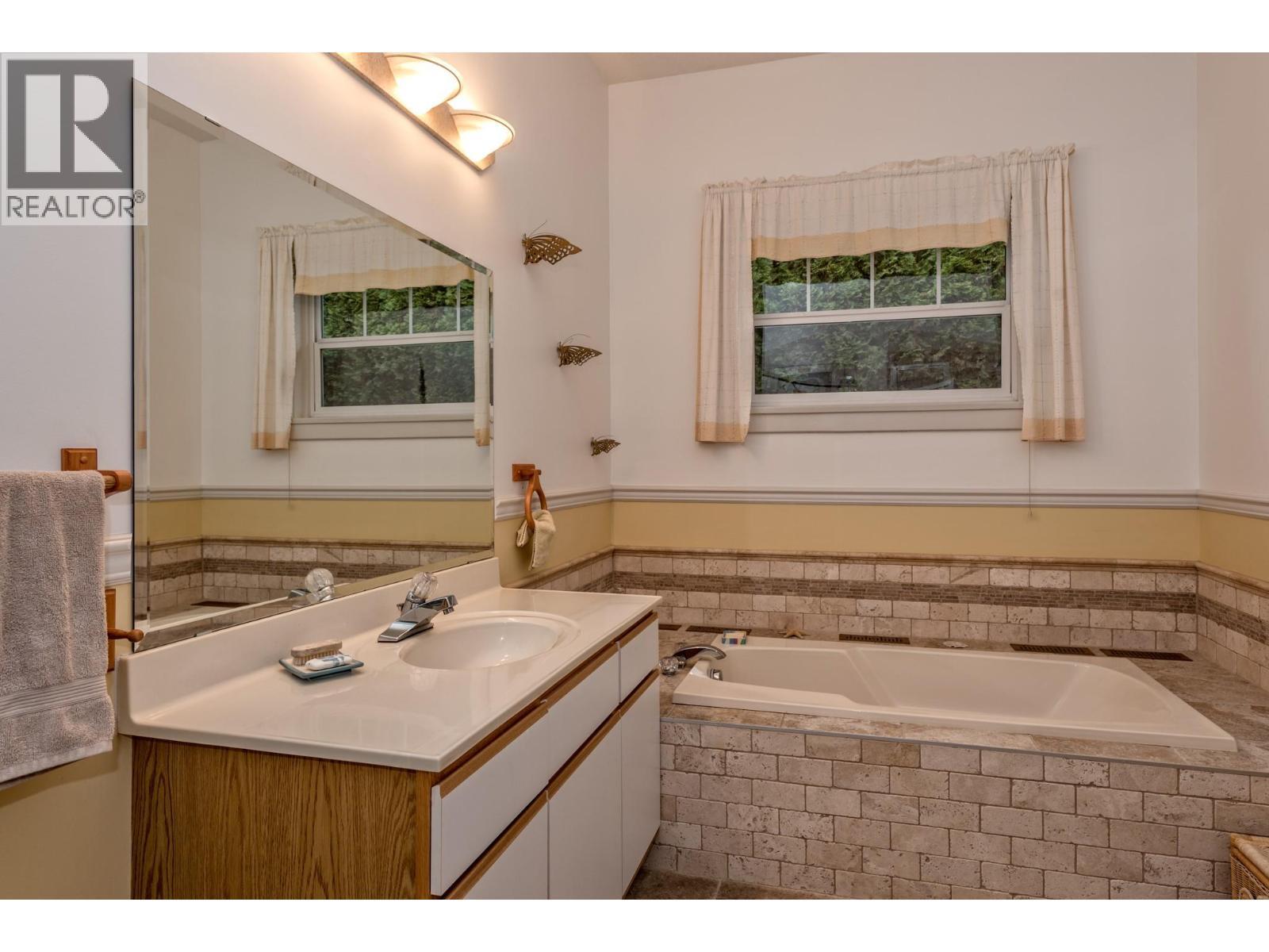 9739 Delcliffe Road, Vernon, BC - Indoor Photo Showing Bathroom
