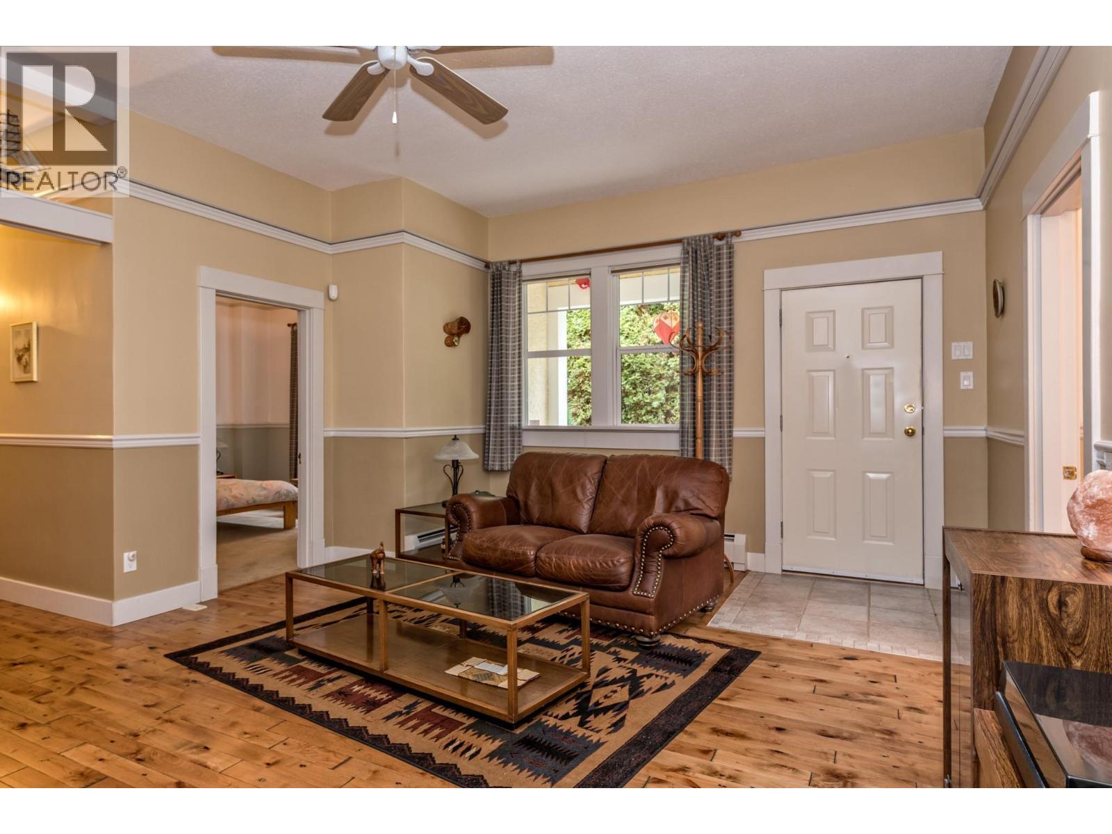 9739 Delcliffe Road, Vernon, BC - Indoor Photo Showing Living Room