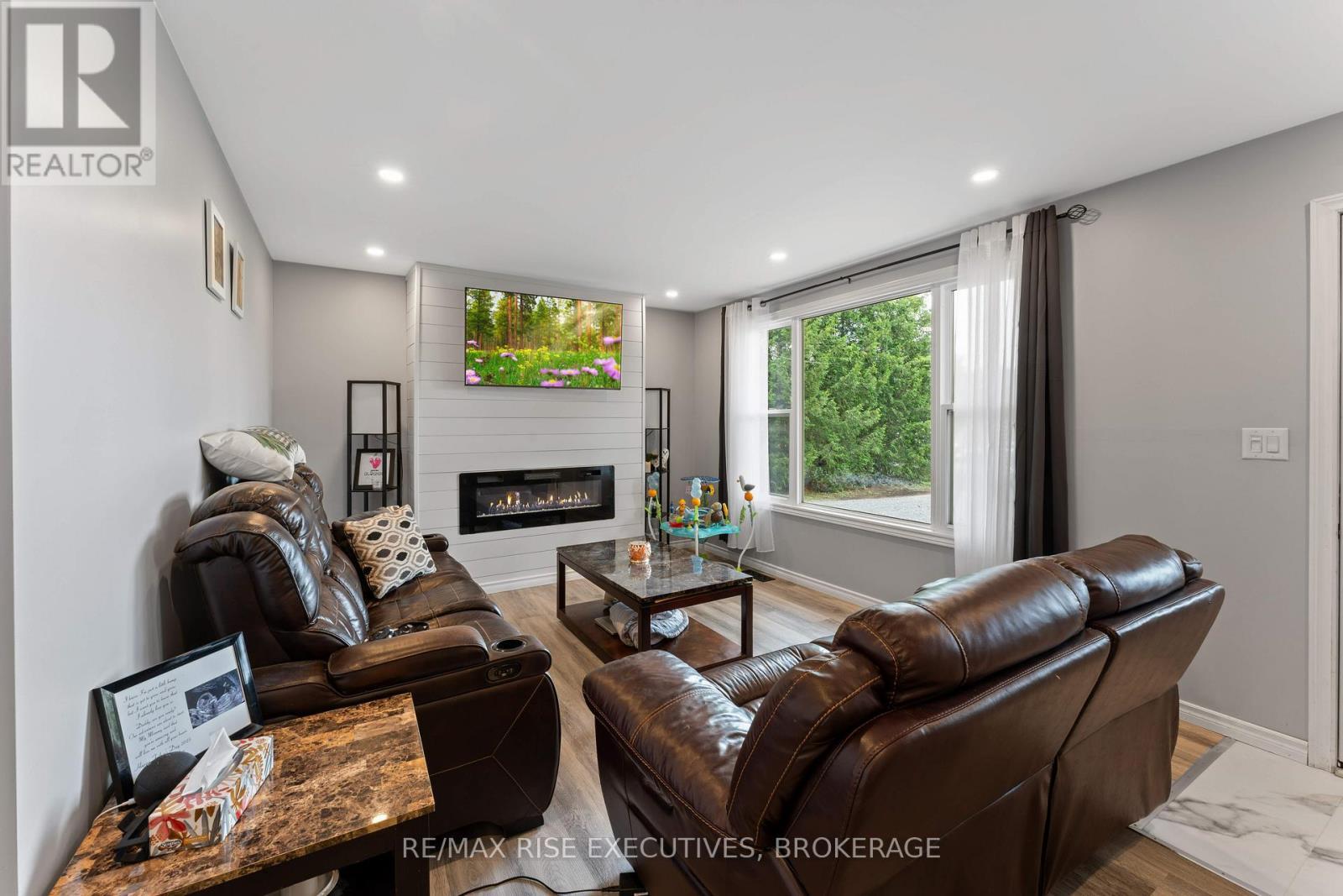 5212 Wilmer Road, South Frontenac (Frontenac South), ON - Indoor Photo Showing Living Room With Fireplace