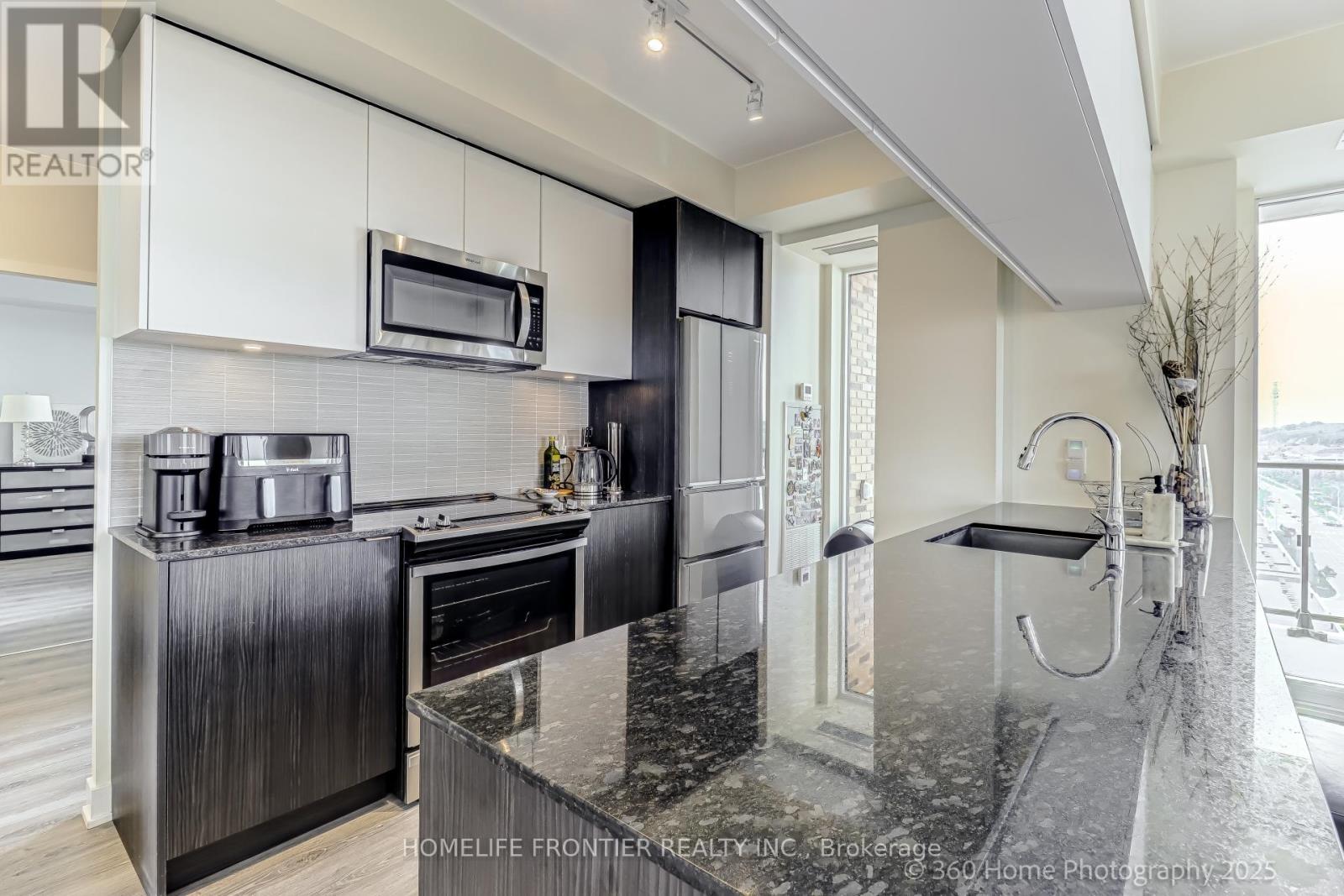 904 - 100 Eagle Rock Way W, Vaughan, ON - Indoor Photo Showing Kitchen With Upgraded Kitchen