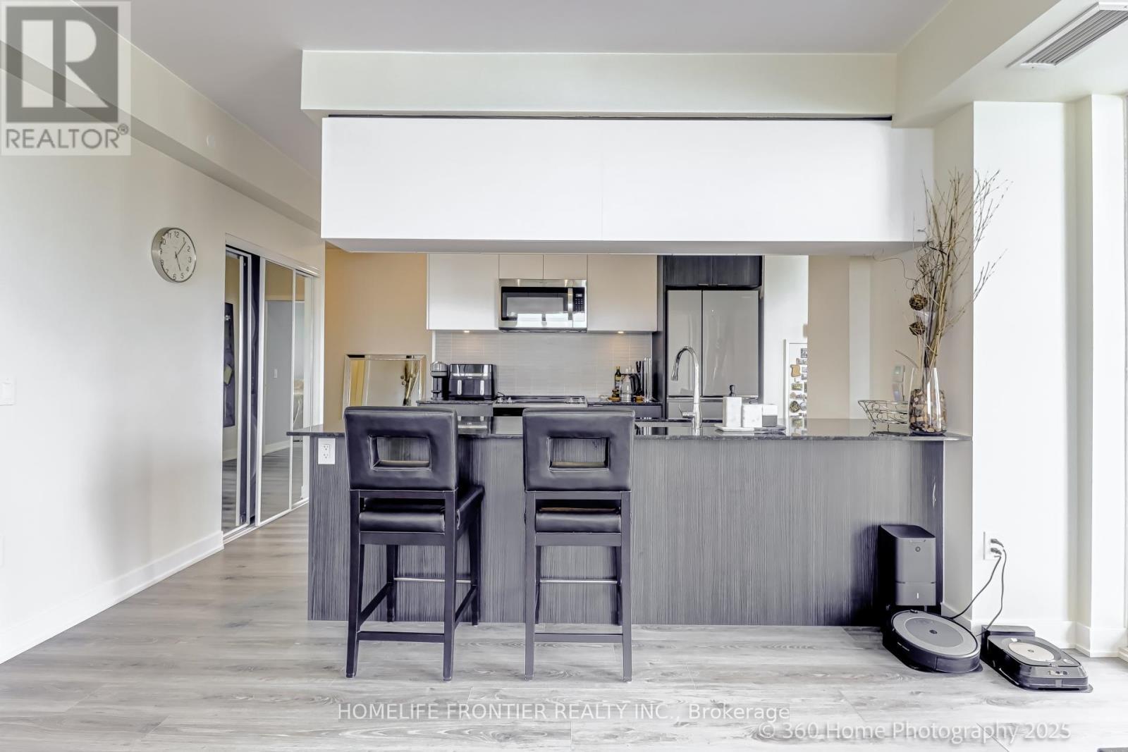 904 - 100 Eagle Rock Way W, Vaughan, ON - Indoor Photo Showing Kitchen