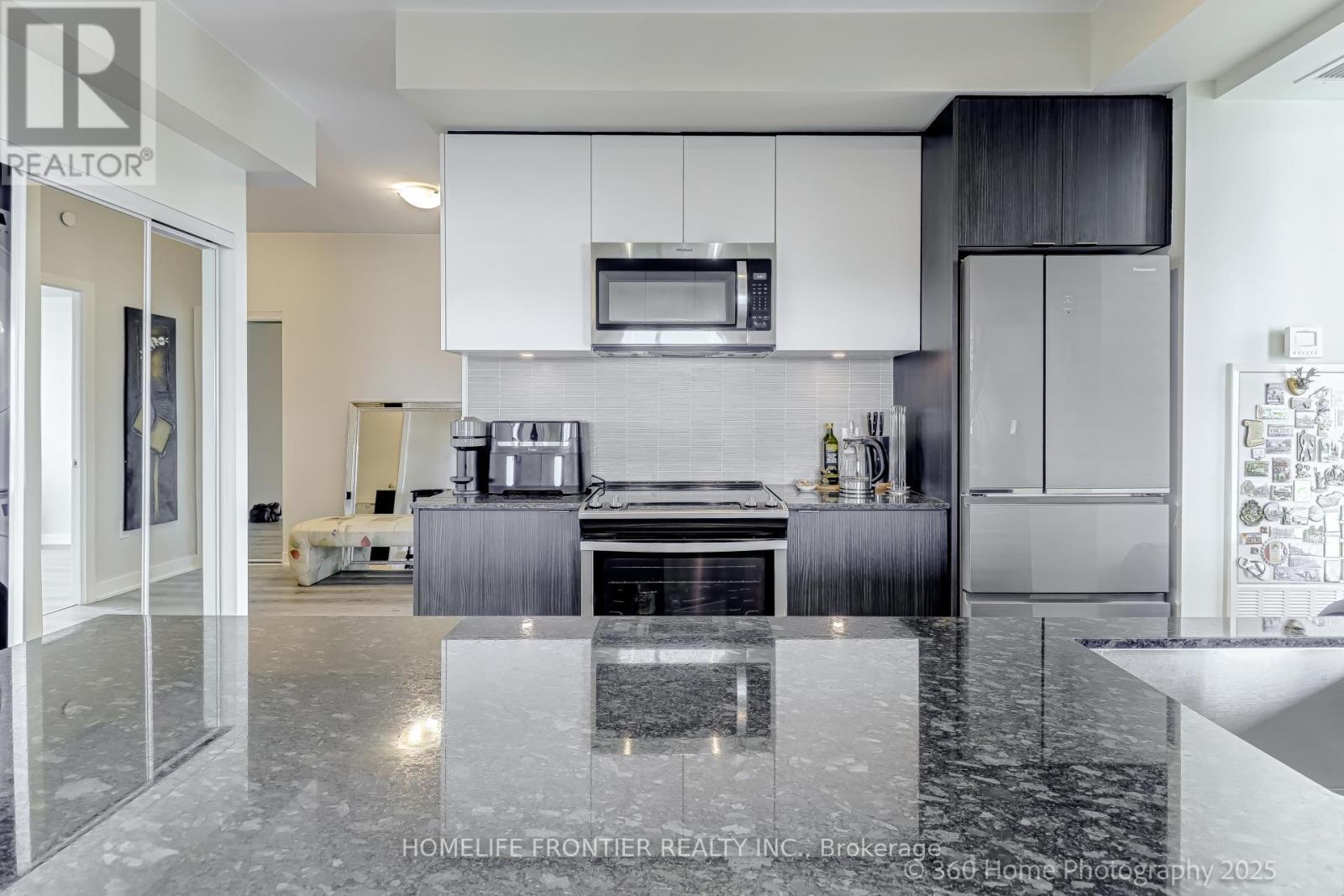 904 - 100 Eagle Rock Way W, Vaughan, ON - Indoor Photo Showing Kitchen With Upgraded Kitchen