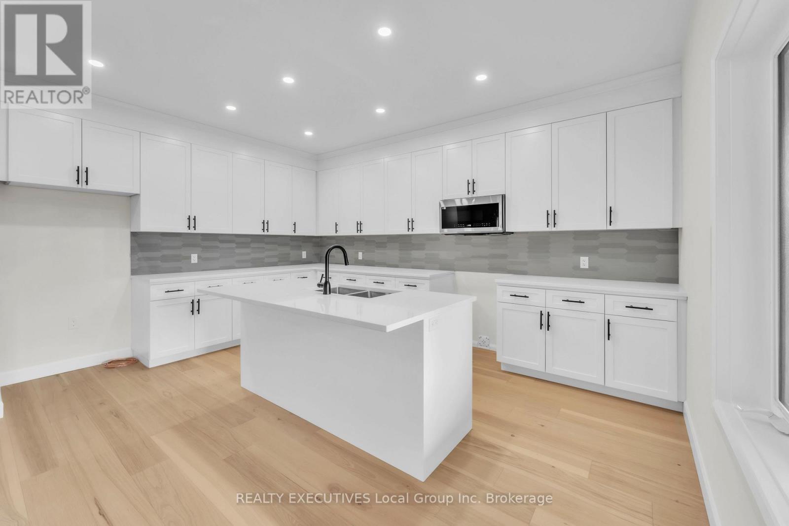 101 Tower Drive, North Bay (Airport), ON - Indoor Photo Showing Kitchen With Upgraded Kitchen