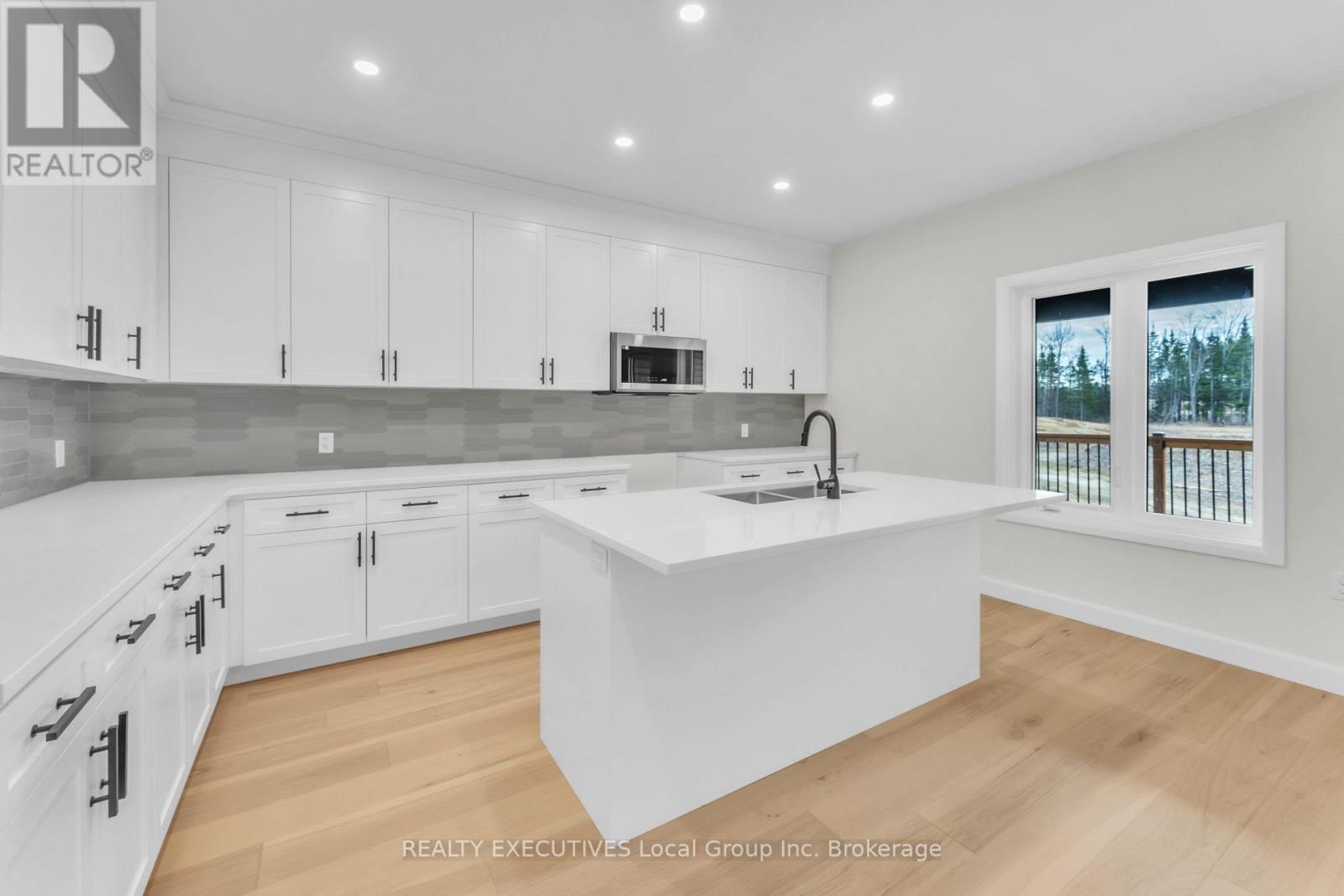 101 Tower Drive, North Bay (Airport), ON - Indoor Photo Showing Kitchen With Upgraded Kitchen